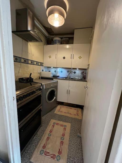 Milton Keynes Central Apartment Flat With Kitchen, Large Bed, Park View & Parking, 1 Minute Walk To Mk City Centre, Shops, Malls, Restaurants & Attractions, 8 Minutes From Hospital Exterior photo